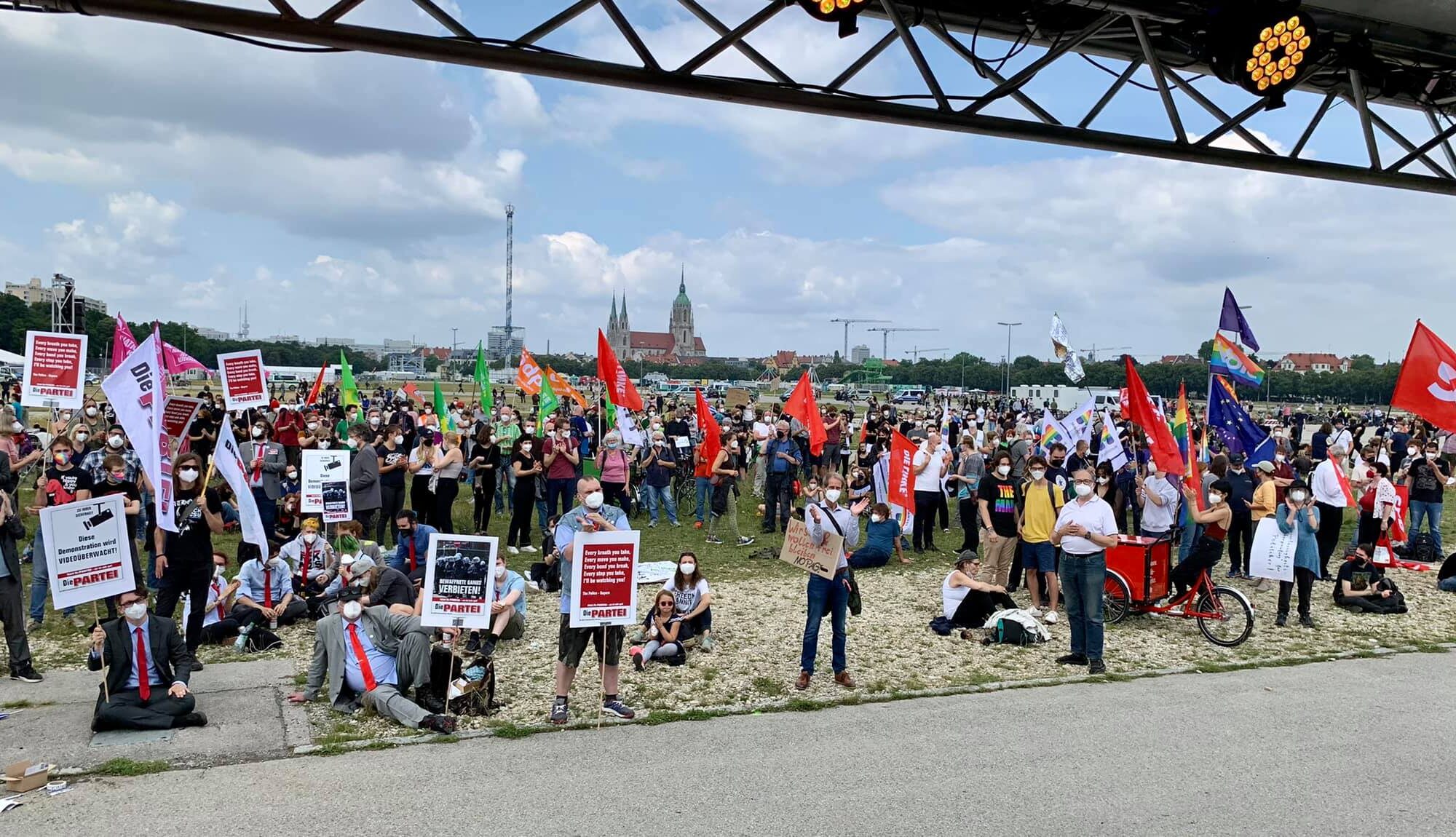 Teilnehmer der "Schlimmer geht immer - Nein zum PAG 2.0" Demo auf der Theresienwiese